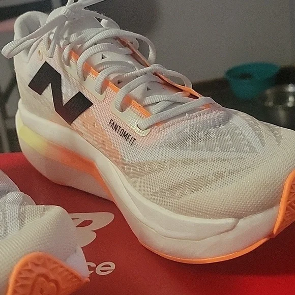 NIB New Balance Fuelcell Supercomp Elite V4 Sneakers Womens 7.5 - Picture 4 of 5